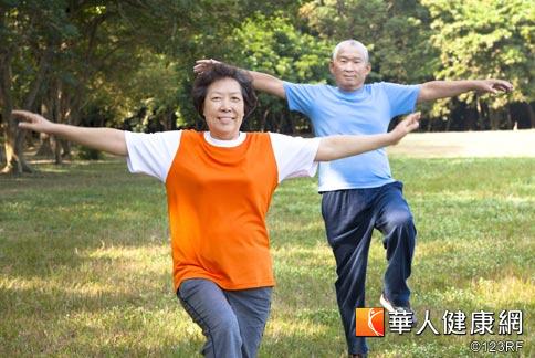 醫師提醒老年人運動應以訓練肌肉和平衡感為主要訴求,不應以減重消脂