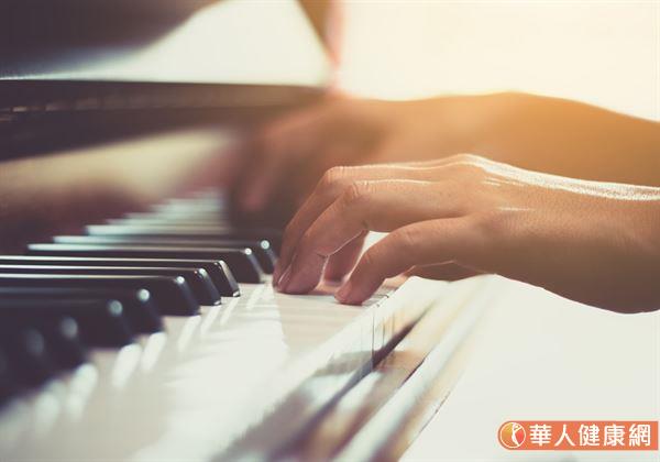 弹钢琴3手指难抬起～造成肌腱断裂,竟是这个疾病.