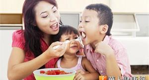 幼兒吃飯看電視　造成飲食習慣不良