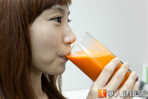 喝橘紅色果汁　抗氧化增免疫力