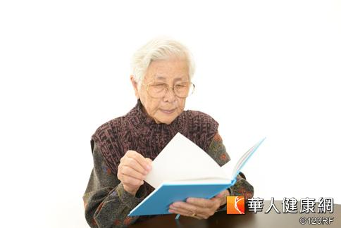 老年人出現眼花，可多以食療補腎養肝。