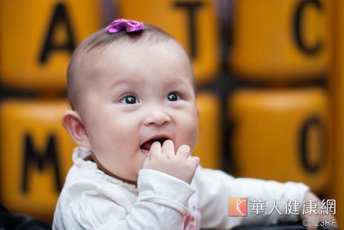 七坐八爬九發牙如何助寶寶學步 華人健康網