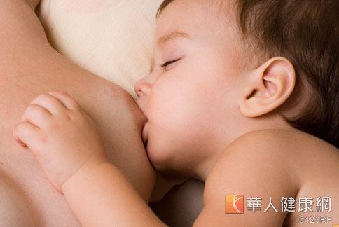 新生兒喝母乳預防過敏，可增強幼兒體內保護力。