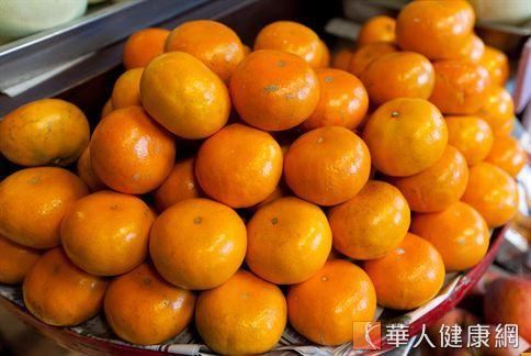 橘子裡的橘絡富含維他命C，中醫觀點認為具有化痰之功效。