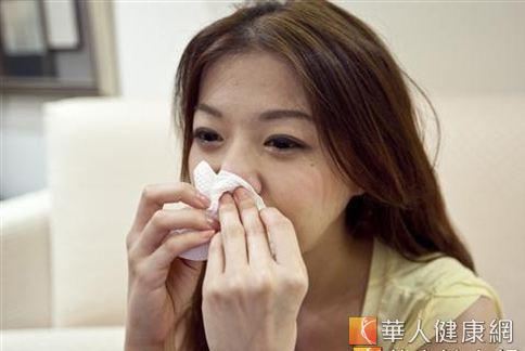過敏性鼻炎常出現在早晚溫差變化大、流行感冒季節。