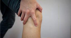 膝關節老摳摳　扶椅下蹲緩解疼痛