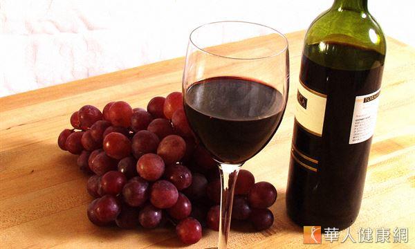 红酒中所含有的多酚抗氧化物“白藜芦醇”不仅有助于防止心血管疾病发生，更有防止肌肤老化的效果。