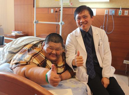 台湾超级肥胖男体重近300公斤，寻求黄致锟（右）医生减重。（图片提／供义大医院）