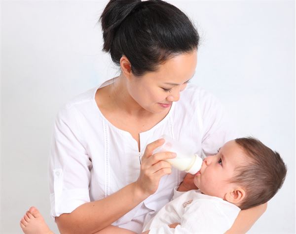 哺乳期是宝宝发育的关键期，台湾“国健署”建议妈妈能以纯母乳哺育宝宝到至少6个月大以后。（图片提供／丽婴房）