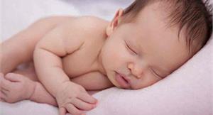 寶寶趴睡不偏頭　有助智力發育