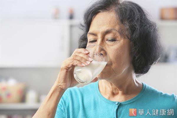 預防失智症　多喝牛奶補充穀胱甘肽