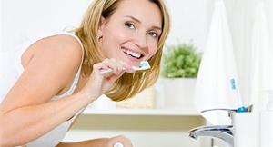 牙醫推薦：清水刷牙法除垢效果好