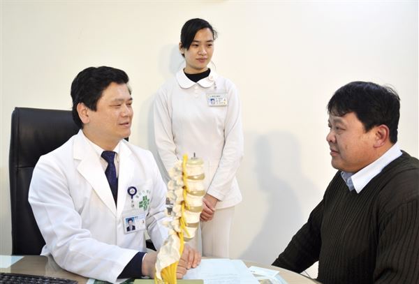 徐少克医生表示，腰椎滑脱症好发于第四、第五腰椎，肥胖也是致病原因之一。（图片提供／童综合医院）