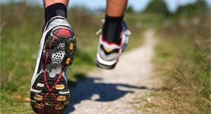 避免扭傷、磨腳！必知5步驟慢跑鞋正確穿法