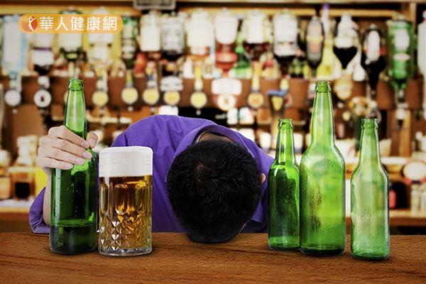 手中啤酒好喝嗎 耳邊音樂可能是口感關鍵 華人健康網