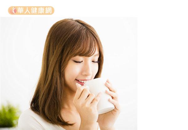 阳虚体质者容易怕冷、偏好热食,适度饮用性质温热的羊奶有助于调养体质。