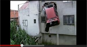巴西發生離譜車禍　整台車懸在住家牆上