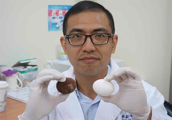 医生蔡嘉骏（如图）利用手术，取出老翁膀胱结石，犹如1颗鸡蛋大小。（图片提供／高雄市立大同医院）