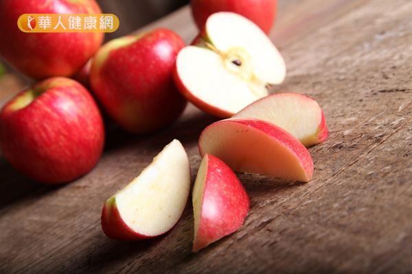 苹果的果胶遇水会膨胀，容易产生饱足感，可以减少进食量。