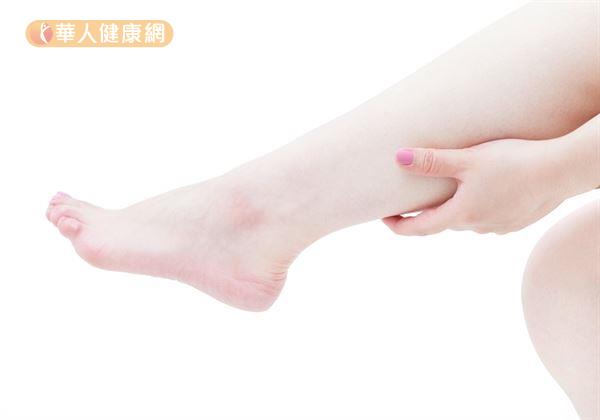 若蛋白质摄取不足,白蛋白的浓度也会跟着下降。人体为了保持血液中的白蛋白浓度,会将血液内的水分排出血管之外,导致组织液的增加,出现“水肿”现象。