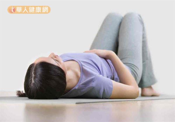 空腹平躺,双膝微弯。放松腹部并触摸下腹部。一般来说,这样是不会摸到明显突出物或硬块。如果摸到较大的肿块,则需留意肿块变化,并及早就医确诊。