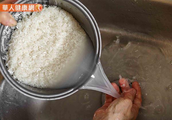 民眾洗米的主要目的，是在於去除沾附於白米表面上的髒污。換言之，民眾自然也難以確保洗米水是否乾淨、有無混合其他髒污；且自行發酵洗米水更有發霉、滋生細菌的疑慮。