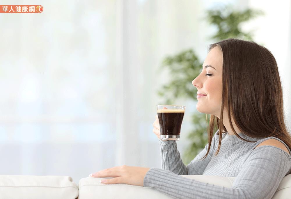 咖啡本身就含有綠原酸成分，能抑制葡萄糖吸收，減少脂肪細胞累積。