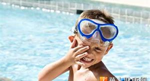 夏日游泳戲水　小心感染紅眼症