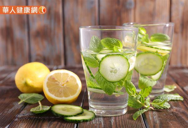 一般依照生理學的原則來看，冰冷的食物會使代謝變慢，故不建議服用冰冷的檸檬水。