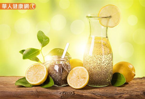 在能量代謝的過程中，檸檬含有的維他命C確實會使肉鹼成分增加，間接促進能量的代謝，但是，要達到燃燒脂肪的效果，可能要攝取非常大量。
