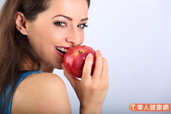 平時食用營養價值高的水果攝取維生素C，有助預防嘴破。