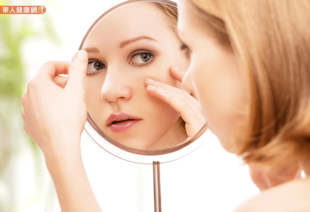 眼周長出小顆粒，其實可能有6種皮膚問題，包括可能是「肉芽」、「汗管瘤」、「粟粒腫」或是「皮脂腺增生」，甚至是「黃色瘤」。