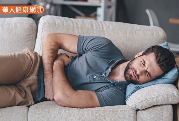 不少人喜愛就沙發而眠，也就是直接平／側躺在沙發上，並以沙發扶手（握把）做為枕頭的習慣更是大扣分。