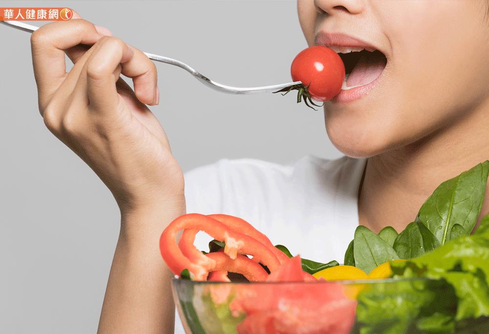 在三餐中选择一餐，替换成比较清淡或好代谢性的食物，同样能减低热量，达到减重、促进代谢，甚至排毒效果。