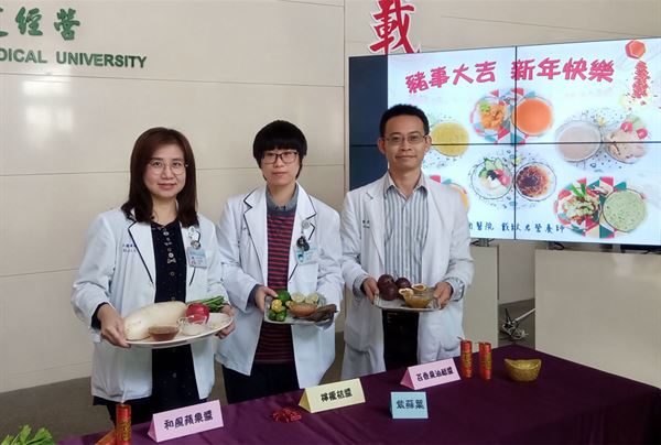 由右至左，分別為曾印正中醫師、戴紋君營養師、王儷瑩營養師。（圖片／安南醫院提供）