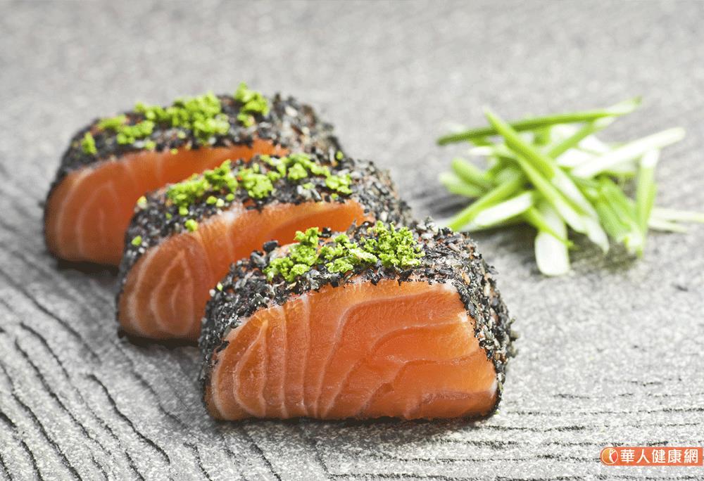 三文鱼中所含有丰富的Omega-3不饱和脂肪酸，对于心血管、脑部，都有意外好处，包括：有助降低血脂、血胆固醇，能防治心血管疾病。