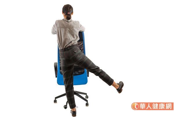 面向椅子，雙手扶在椅背上支撐，彎曲一條腿，向後抬高至離地3-4公分。