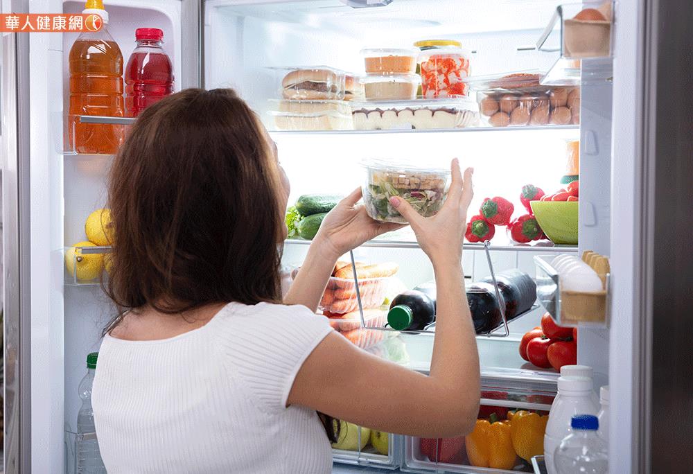 別把剩下的飯菜直接用盤子裝冰冰箱。