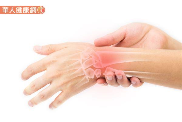 婦跌倒右手撐地手骨折變形微創手術後隔天即能提筆 華人健康網