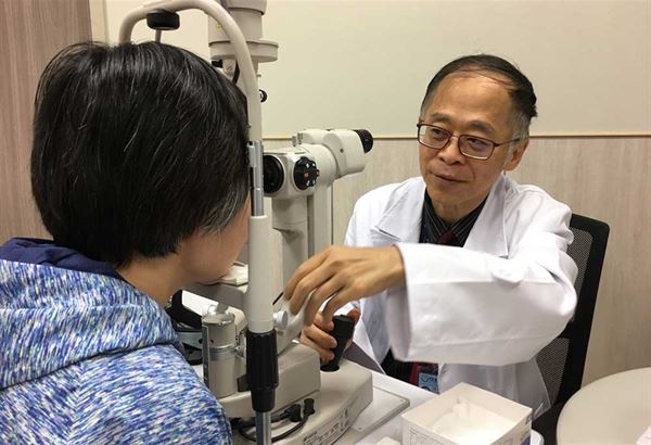 陳瑩山醫師表示，虹彩炎在急性期發作時，最重要的是趕緊控制發炎狀態，避免瞳孔沾黏及眼壓集升高，造成青光眼，或是引起白內障的發生。（圖片提供／陳瑩山醫師）