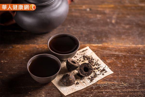 普洱茶可用95～100℃左右的熱水沖泡，更有助於茶葉中水溶性鞣花單寧的釋出。