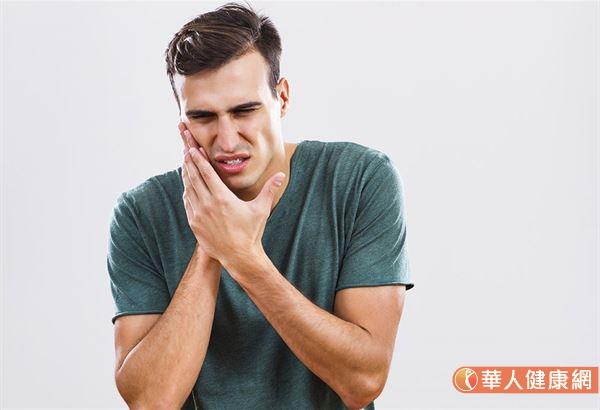 感覺肩頸周圍是否有疼痛感，或是喉頭常感窒息，或乾燥感，甚至牽連到牙齦或是下巴感覺麻木感，如果配合著冷汗直流，就要非常小心，這可能是心肌梗塞要爆發的前兆。