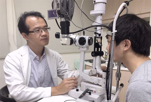 光田綜合醫院眼科蔡明輝醫師替民眾檢查眼睛。（圖片／台中光田綜合醫院提供）