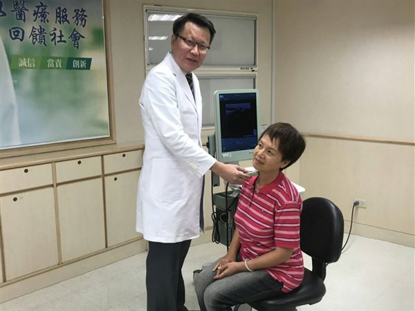 國泰醫院耳鼻喉科王文弘醫師與病人魏女士模擬無創射頻消融手術術式。（圖片／國泰醫院提供）