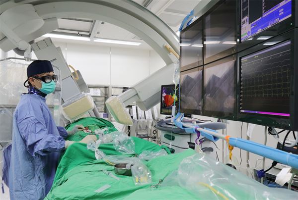 「3D立體定位電燒手術」，主要是先將心臟腔室建構3D立體圖，精準偵測心律不整的迴路。接著，再從鼠蹊部將電燒導管延伸進入患者心臟，並在三尖瓣後部和下腔靜脈之間的狹窄處，將心房撲動迴路燒斷。（圖片／亞洲大學附屬醫院提供）