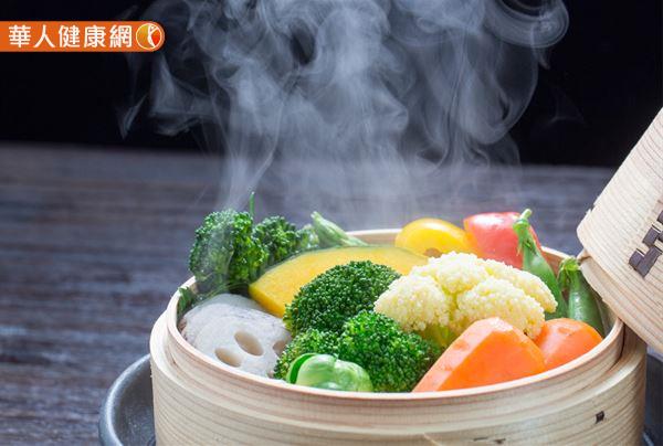 蒸菜鎖水效果佳，清淡、油脂少，而且能避免食物通過兩次烹飪產生更多的油脂，預防三高、心血管疾病等慢性病的發生。