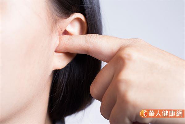臨床上確實有不少人因體質關係會分泌油耳垢，無法經由代謝帶出，而容易積在耳道。針對這類耳屎塞住耳道的朋友，建議不妨可以養成3個月定期前往耳鼻喉科清潔，或是請醫師開立耳垢軟化劑幫助耳屎排出的方式來幫助改善。