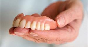 牙齒重建找回咀嚼力　植牙VS活動假牙差在哪？醫師告訴你