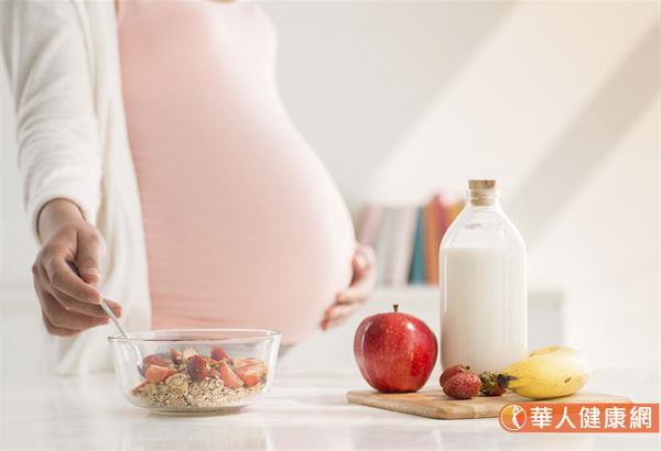 产前、孕期及产后期间，妈妈需额外补充热量、蛋白质、维生素跟矿物质等营养素，以应付母体本身代谢与胎儿成长所需。
