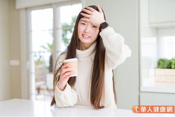 一般來說，常見的咖啡上癮症狀主要為，一天不喝咖啡，就會出現頭痛、疲勞或倦怠感。或是，感覺情緒低落、焦慮、煩躁、無法專心的現象；更嚴重的咖啡上癮者，甚至還會伴隨有噁心、嘔吐、肌肉酸痛等類似感冒症狀。